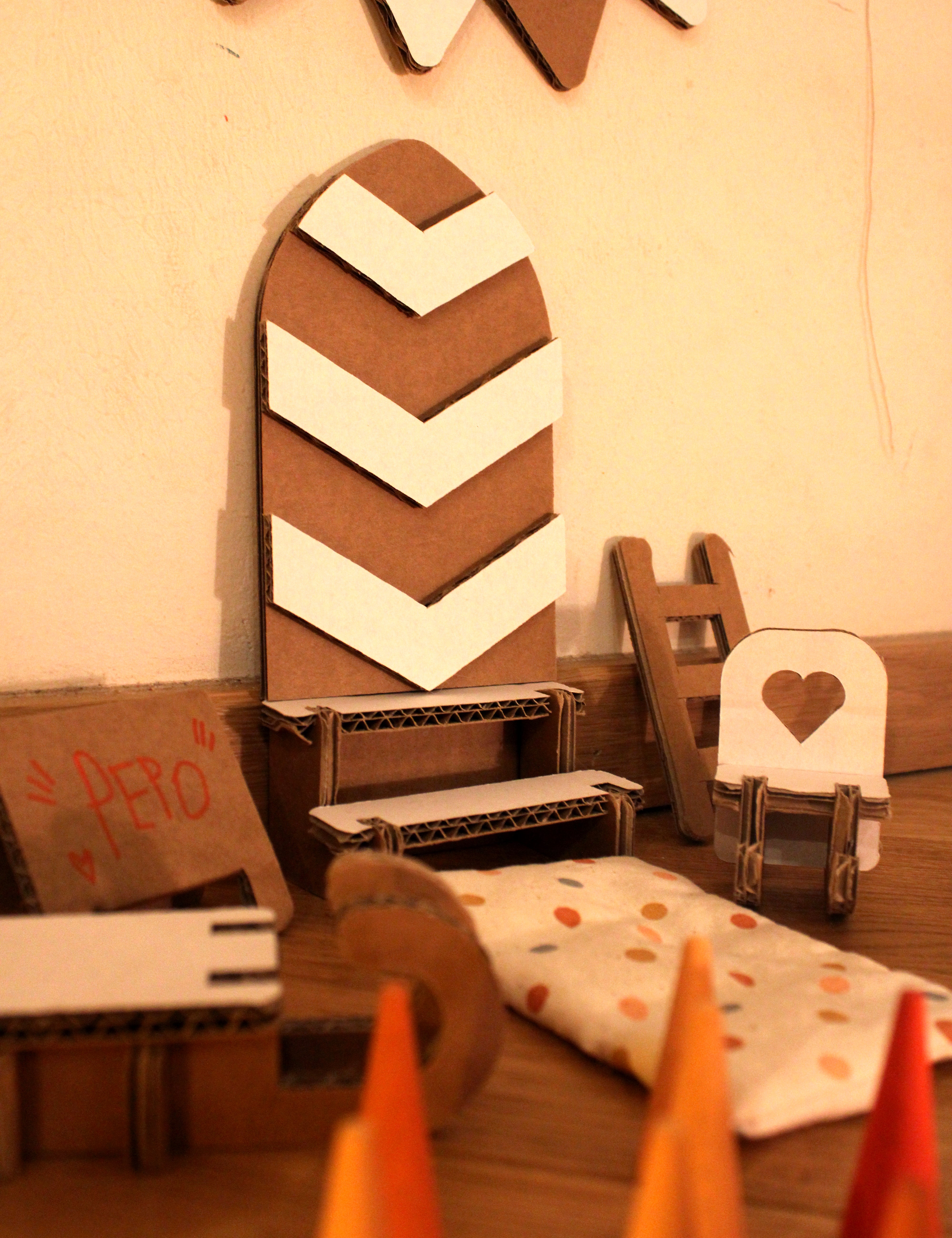 Papperlapapp-Wellpappe-Wichteltür-bespielt-geschmückt-Detailansicht2