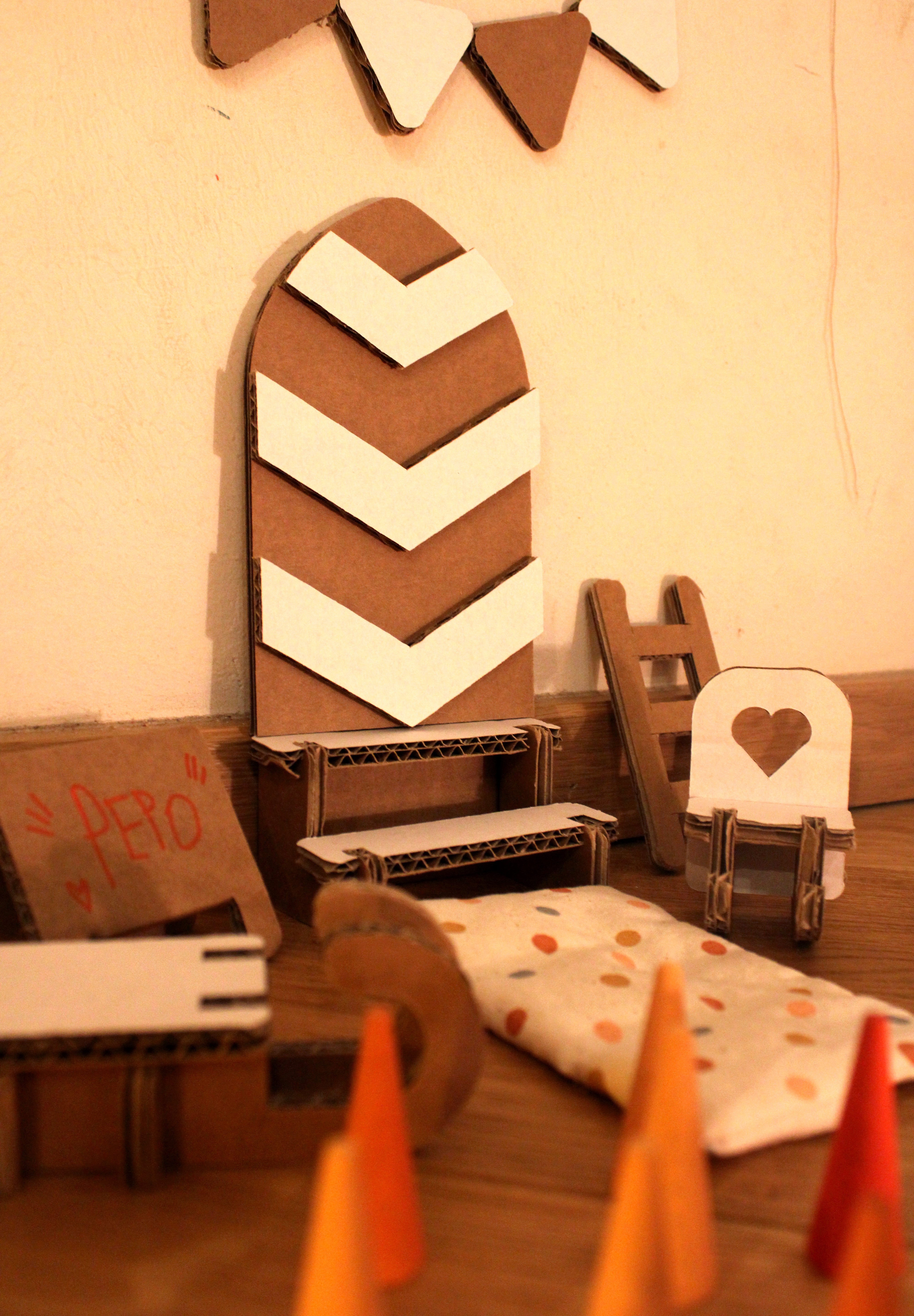 Papperlapapp-Wellpappe-Wichteltür-bespielt-geschmückt-Detailansicht2