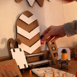 Papperlapapp-Wellpappe-Wichteltür-bespielt-geschmückt-Detailansicht3