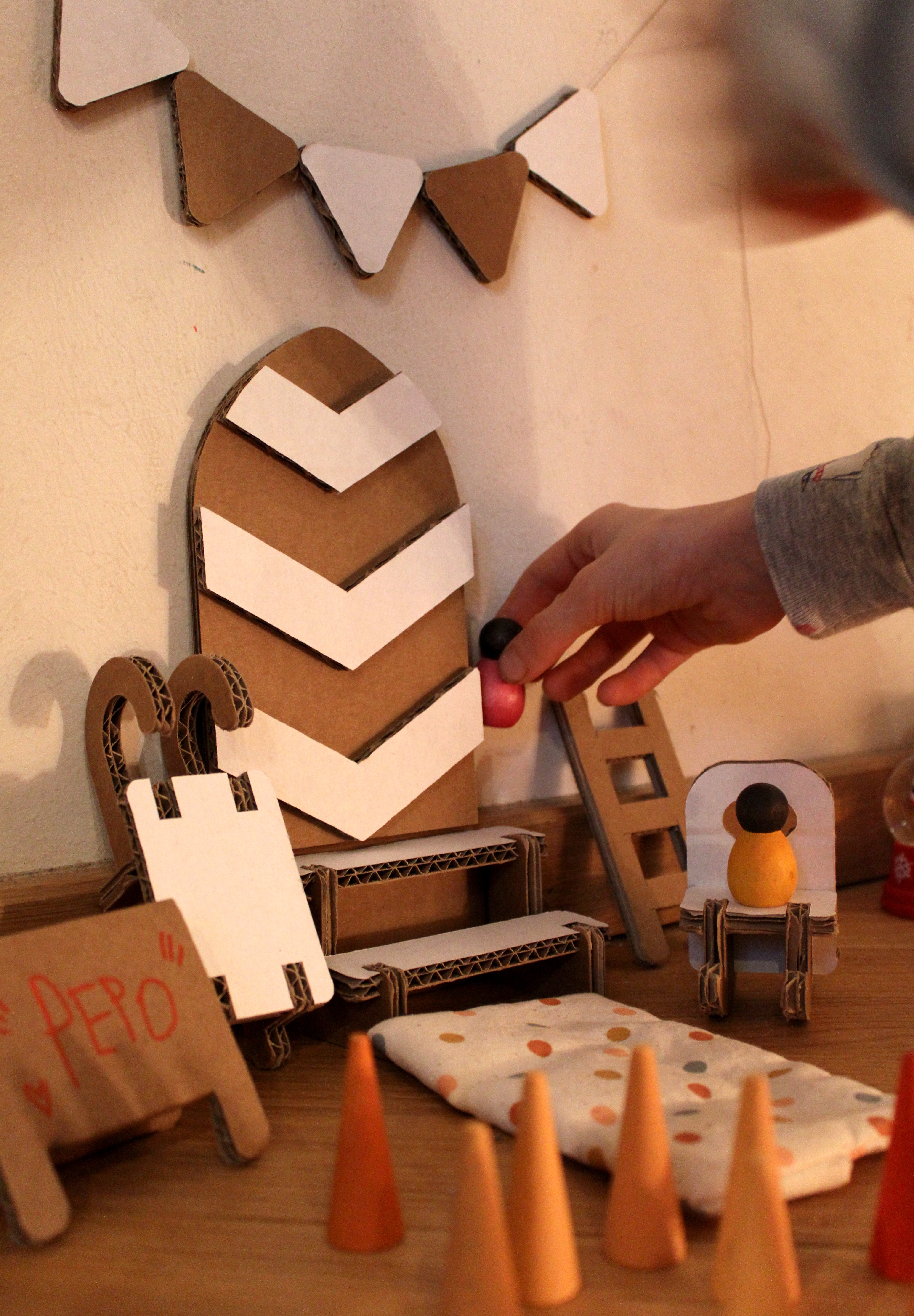 Papperlapapp-Wellpappe-Wichteltür-bespielt-geschmückt-Detailansicht3