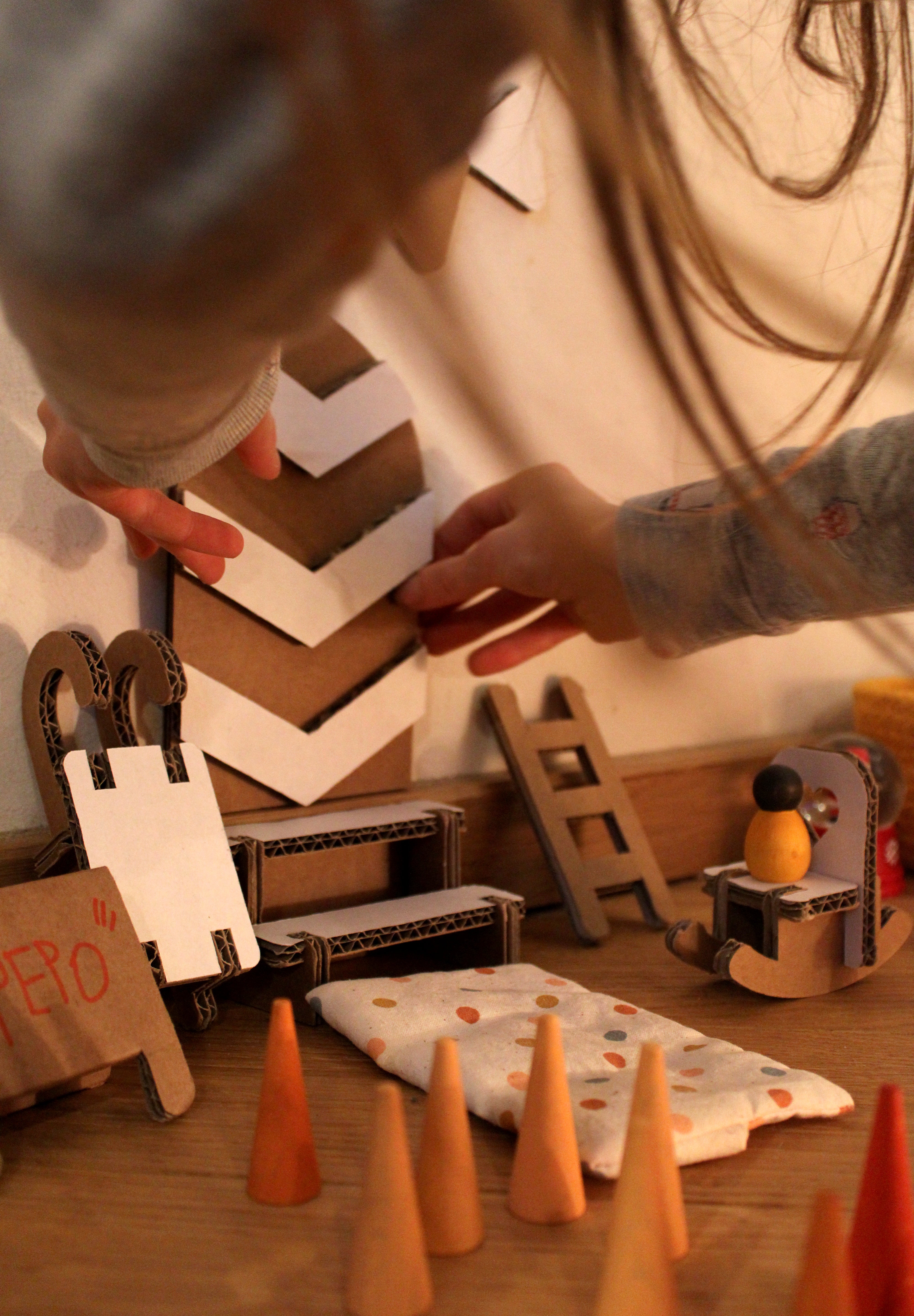 Papperlapapp-Wellpappe-Wichteltür-bespielt-geschmückt-Detailansicht