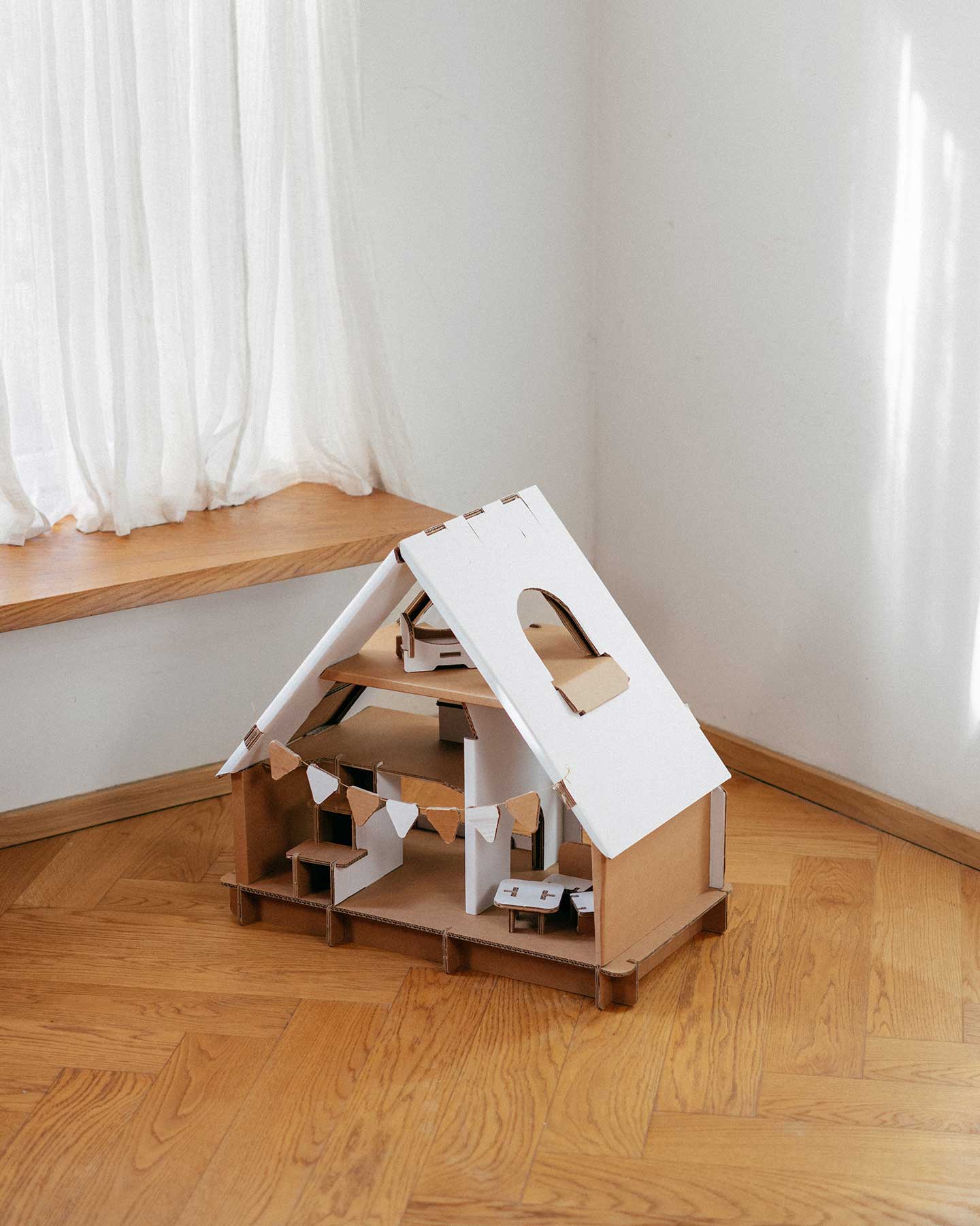 Papperlapapp-Wellpappe-Puppenhaus-Mini-Produktbild-im-Raum