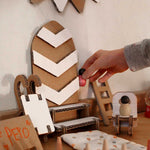 Papperlapapp-Wellpappe-Wichteltür-bespielt-geschmückt-Detailansicht