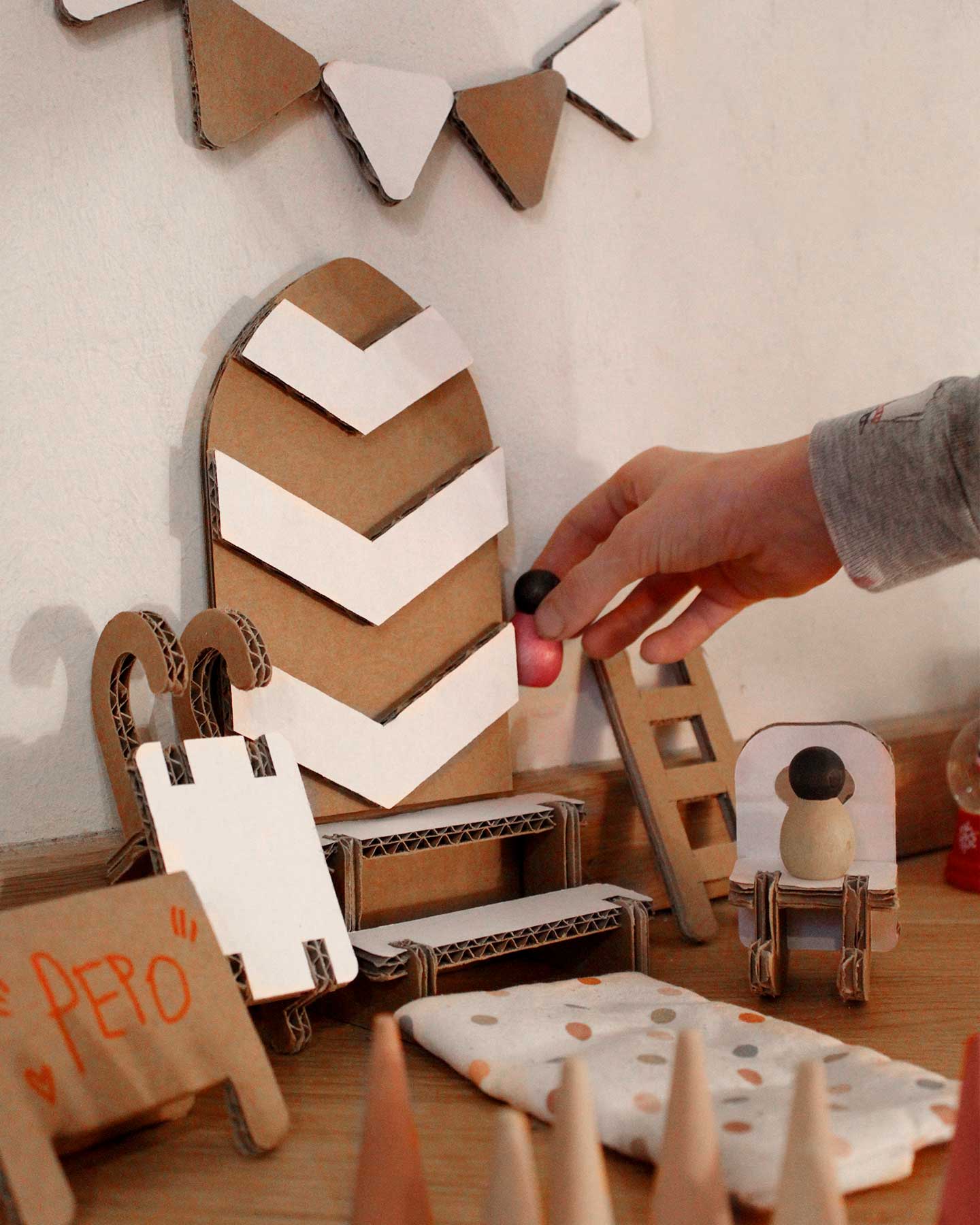 Papperlapapp-Wellpappe-Wichteltür-bespielt-geschmückt-Detailansicht